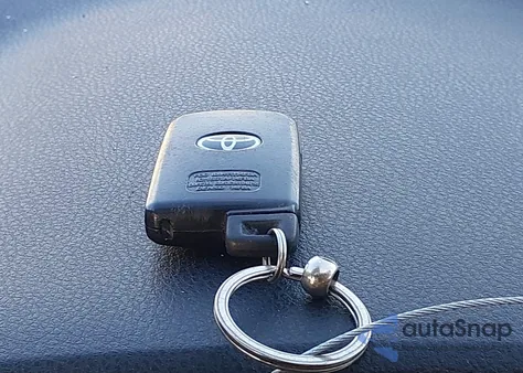 2018 Toyota Rav4 Limited z USA, uszkodzony, nr VIN JTMYFREV6JJ730453